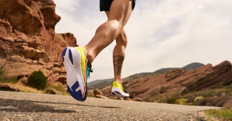 Човек бяга по асфалтова пътека с маратонки