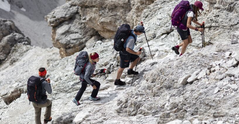 Група туристи изкачват скалиста пътека със Salewa обувки