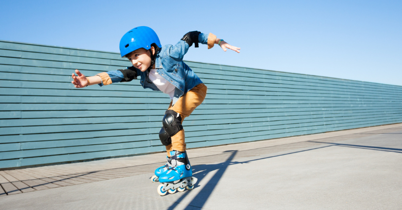 Дете кара ролери с каска и протектори за колене и лакти