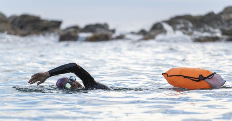 Плувец в открити води със спасителна шамандура