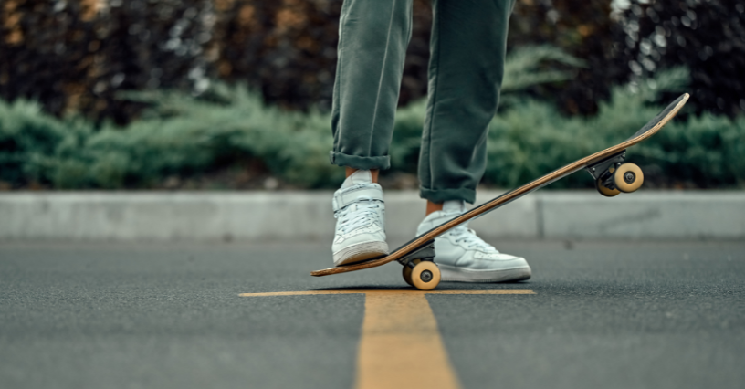 Човек стъпва на скейтборд на улицата