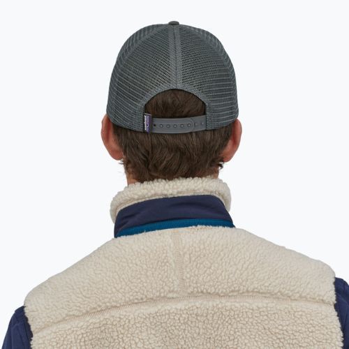 Patagonia P-6 Logo Trucker шапка forge grey