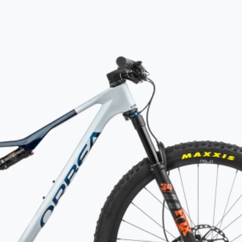 Orbea Oiz M20 2023 halo silver/blue carbon view планински велосипед