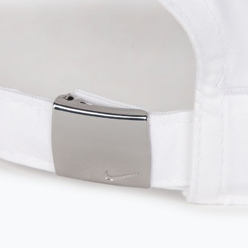 Бейзболна шапка Nike Dri-Fit Club Unstructured Metal Swoosh бяла/металическо сребро