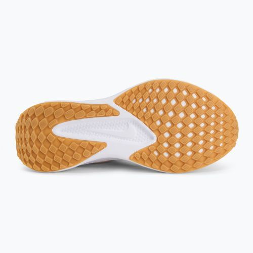 Дамски обувки за бягане Nike Quest 6 phantom/sail/ pale ivory/metallic gold