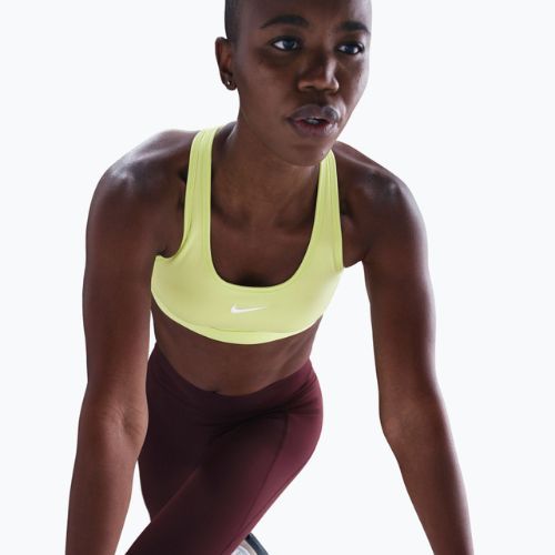 Спортен сутиен Nike Swoosh Medium Support light lemon twist/stone mauve/white