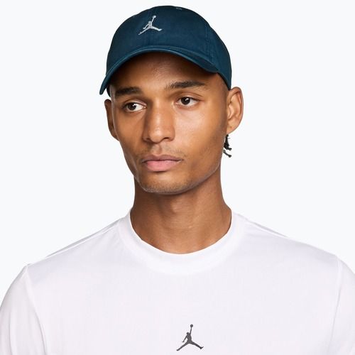 Шапка с козирка Jordan Club Unstructured Curved-Bill squadron blue/sail