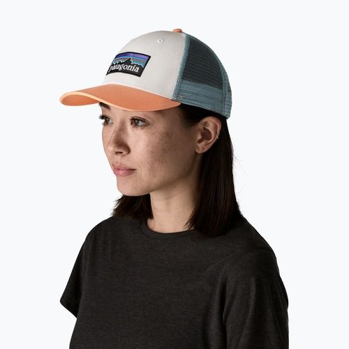Шапка с козирка Patagonia P-6 Logo LoPro Trucker white w/peach sherbet