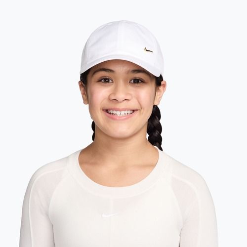 Детска шапка с козирка Nike Dri-FIT Club white/flt gold
