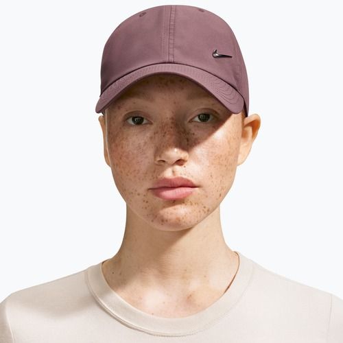 Шапка с козирка Nike Dri-Fit Club Unstructured Metal Swoosh tattoo/metallic silver