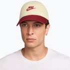 Шапка с козирка Nike Club Unstructured Futura Wash light khaki/team crimson/team crimson