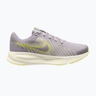 Дамски обувки за бягане Nike Run Defy silver lilac/sail/cream ii/fennel