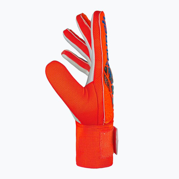 Reusch Attrakt Starter Твърди яркочервени/бъдещи сини вратарски ръкавици 4