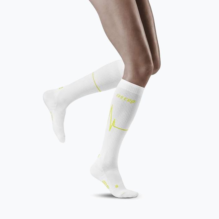 CEP Heartbeat дамски компресионни чорапи за бягане бели WP20PC2 4