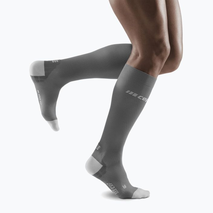 CEP Ултралеки сиви/светлосиви мъжки компресионни чорапи за бягане 4
