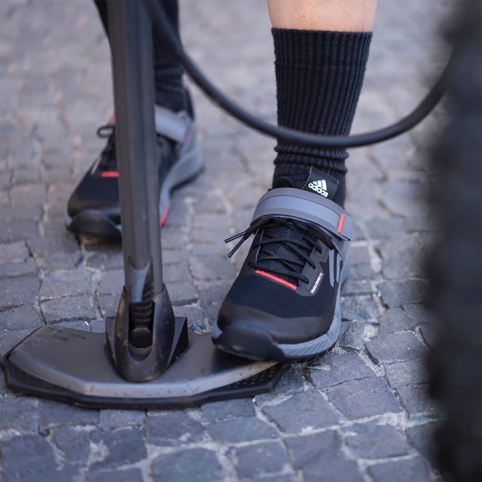 Дамски обувки за MTB колоездене adidas FIVE TEN Trailcross Clip в черно/сиво/червено 15