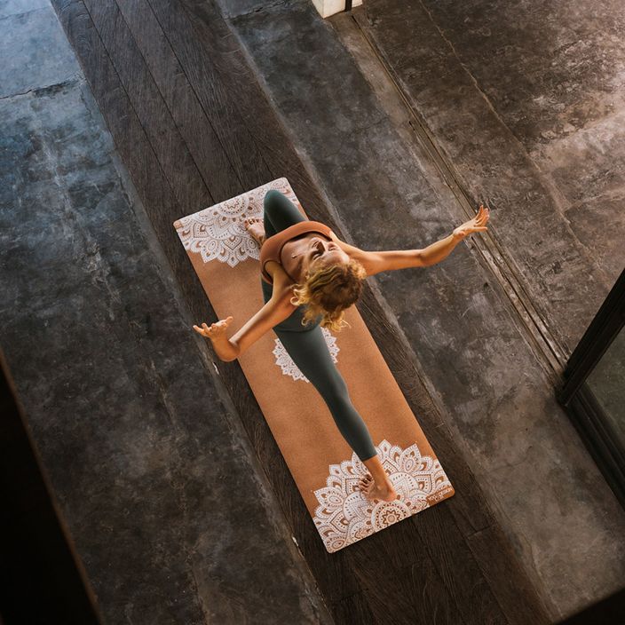 Yoga Design Lab Корк 5,5 мм кафяв Мандала Бяла постелка за йога 5