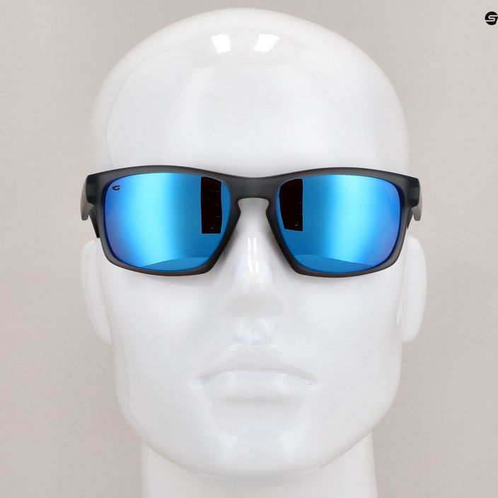 GOG Logan модни матови кристално сиви / полихромни бяло-сини слънчеви очила E713-2P 9