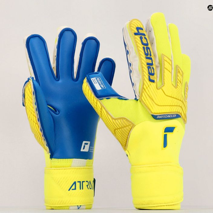 Вратарска ръкавица Reusch Attrakt Duo yellow-blue 5270055 9