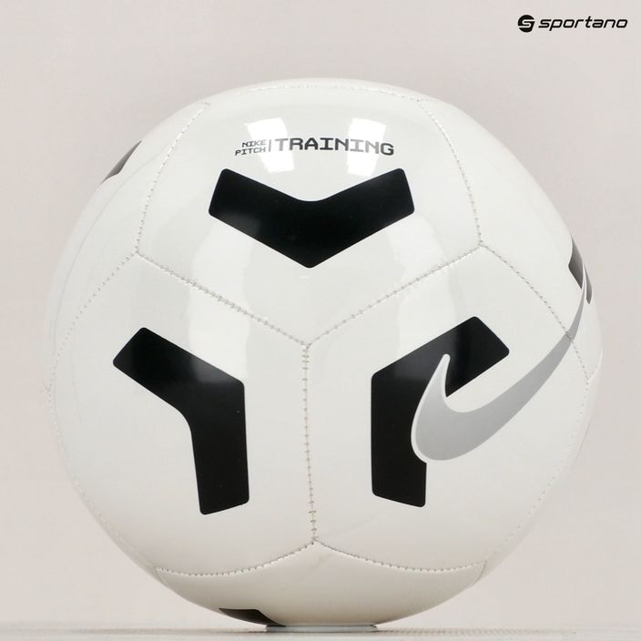 Футболна топка Nike Pitch Training бяла/черна/сребърна размер 4 6