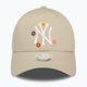 Дамска бейзболна шапка New Era Flower 9Forty New York Yankees light beige 2