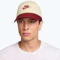 Шапка с козирка Nike Club Unstructured Futura Wash light khaki/team crimson/team crimson
