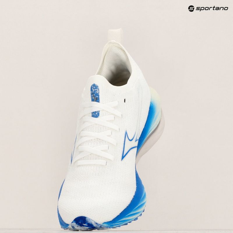 Дамски обувки за бягане Mizuno Wave Neo Wind бели/сребърни/мирно сини 19