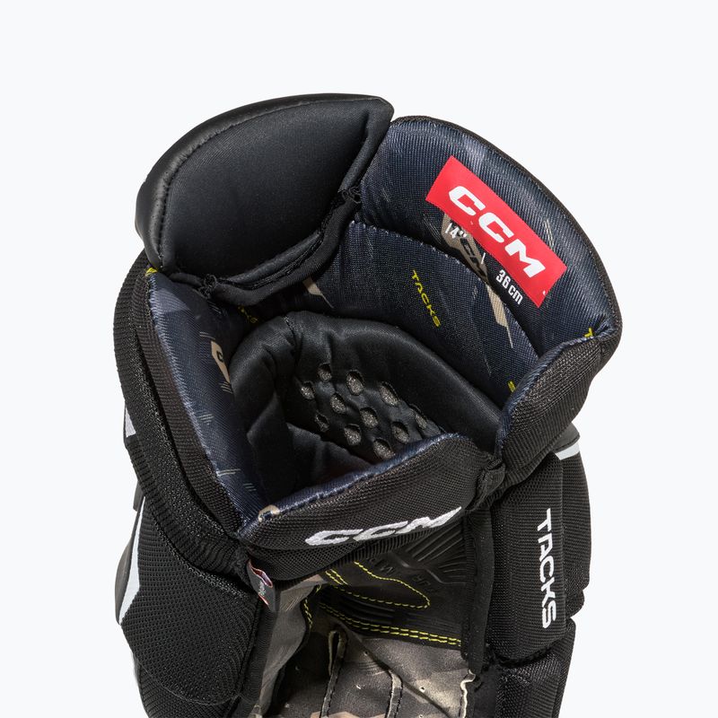 CCM Tacks AS-V Pro SR черно-бели ръкавици за хокей 4