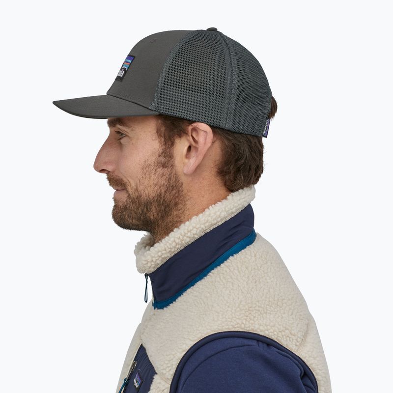 Patagonia P-6 Logo Trucker шапка forge grey 4