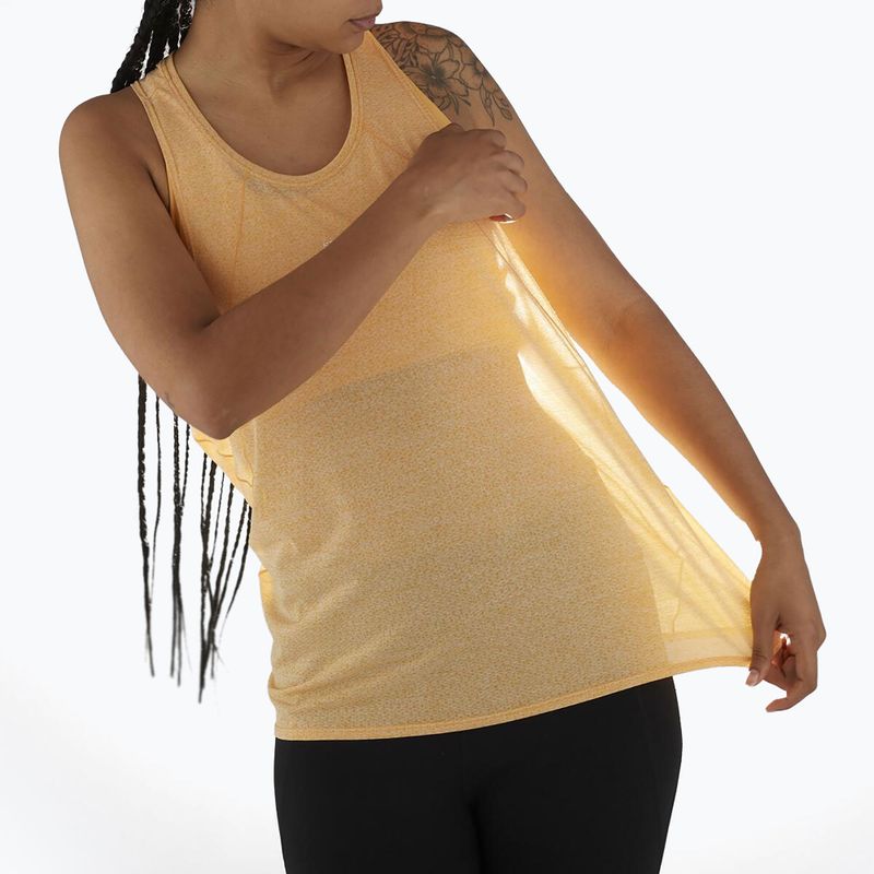 Дамски потник за бягане Salomon SHAKEout Air Tank warm apricot 3
