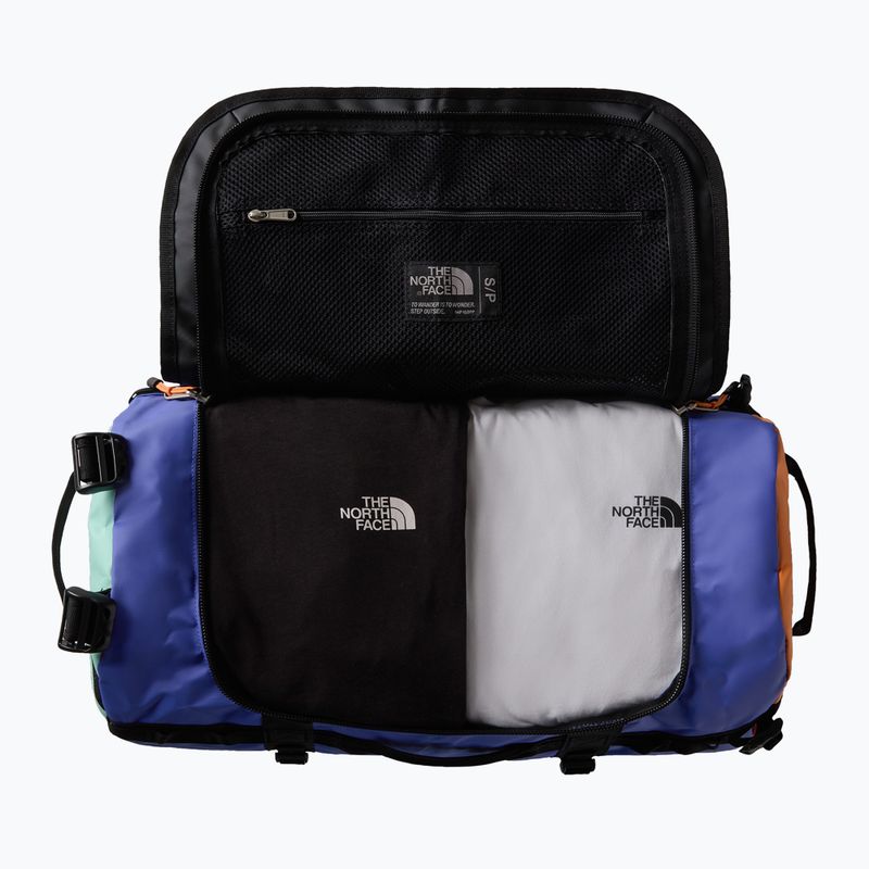 The North Face Base Camp Duffel S 50 l пътна чанта в цвят индиго слива/ярка пяна/папапая 4