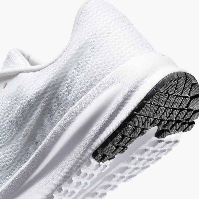 Nike Run Defy дамски обувки за бягане бяло / чиста платина / черно 9