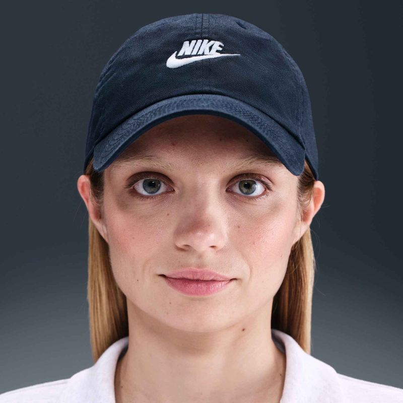 Nike Club Неструктурирана бейзболна шапка Futura Wash обсидиан/бяло 3
