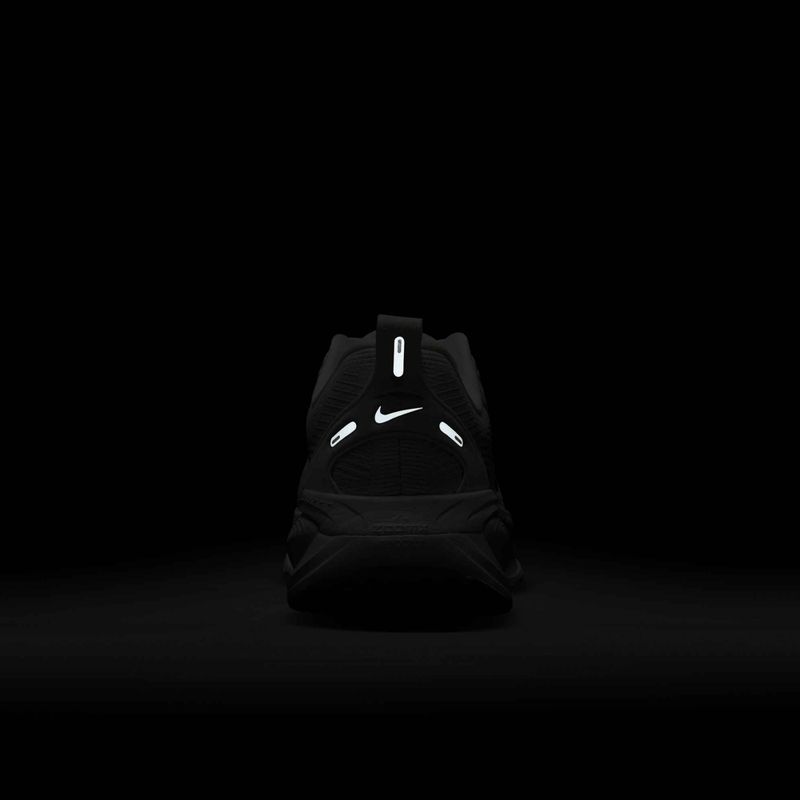 Дамски обувки за бягане Nike Vomero 18 white/photon dust/metallic silver 10