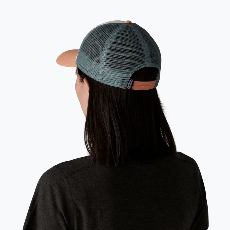 Шапка с козирка Patagonia P-6 Logo LoPro Trucker white w/peach sherbet 3