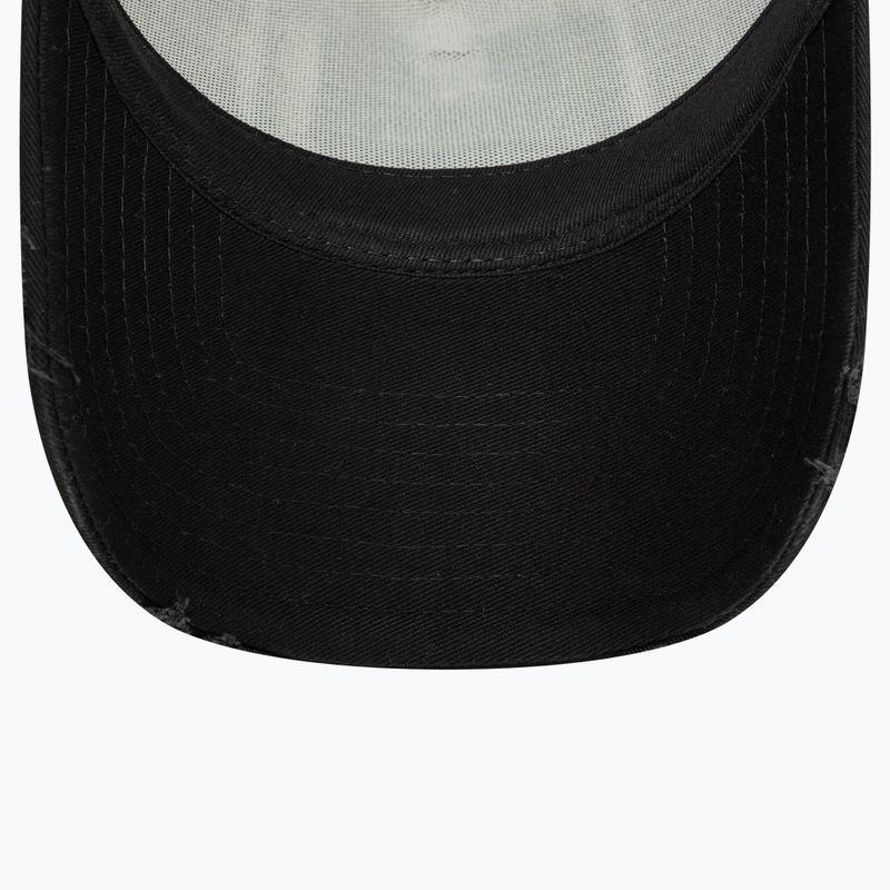 New Era NE Patch Distress Trucker шапка бяла 5