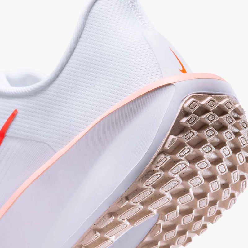 Дамски обувки за бягане Nike Quest 6 white / bright crimson / washed coral 9