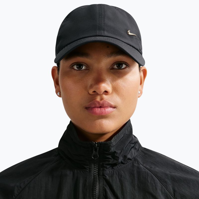 Шапка с козирка Nike Dri-Fit Club Unstructured Metal Swoosh 2026 black/metallic gold 3