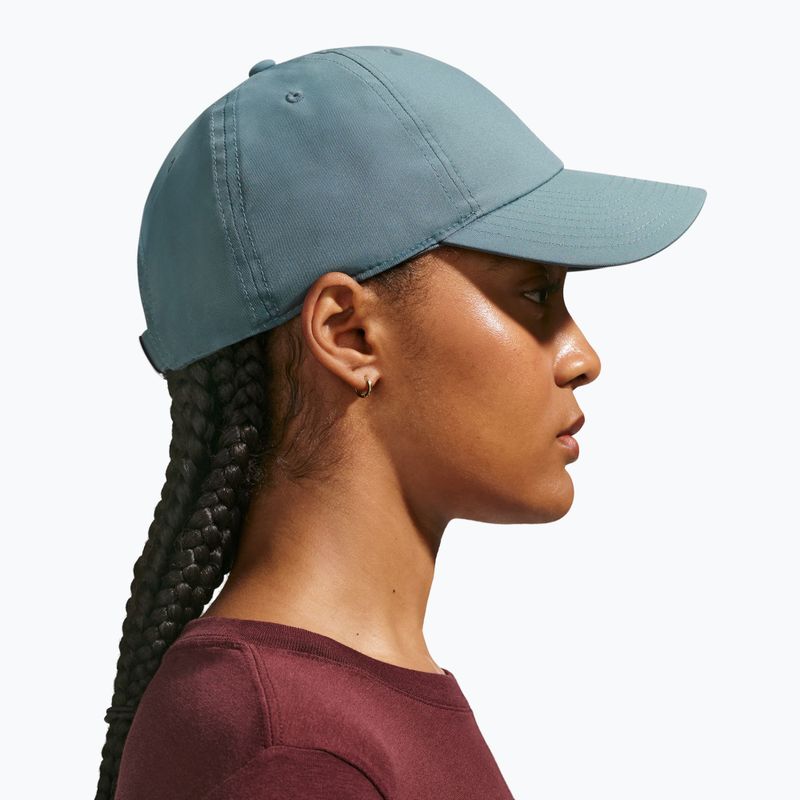 Шапка с козирка Nike Dri-Fit Club Unstructured Metal Swoosh Mineral slate/metallic silver 5