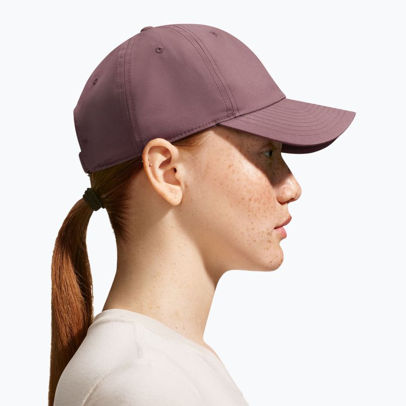 Шапка с козирка Nike Dri-Fit Club Unstructured Metal Swoosh tattoo/metallic silver 5