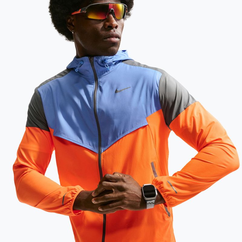 Мъжко яке за бягане Nike Impossibly Light Windrunner total orange/royal pulse/smoke grey 4