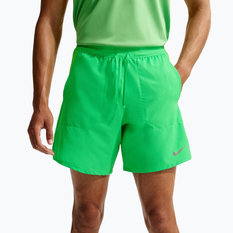 Мъжки къси панталони Nike Stride Dri-Fit с подплата 5" green spark 5