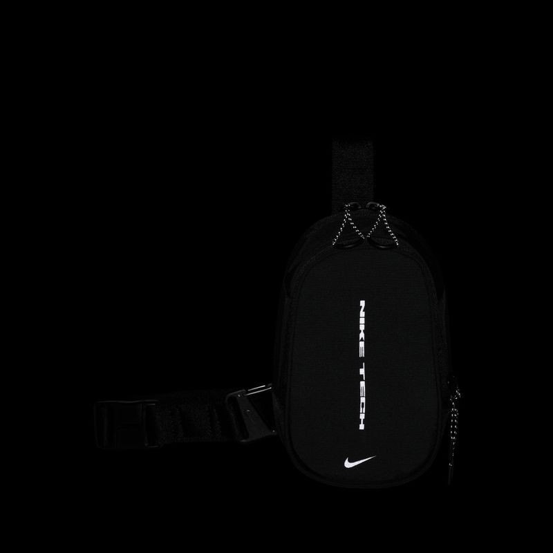 Чантичка  Nike Tech Commute 1 l black/black/reflect silver 8