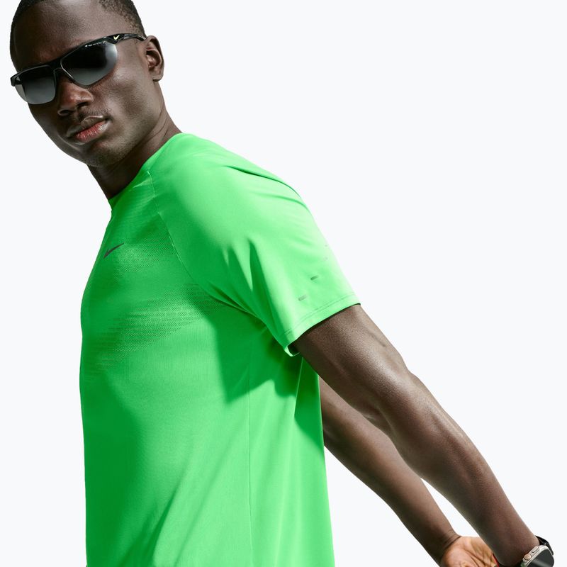 Мъжка тениска за бягане Nike Stride green spark 6