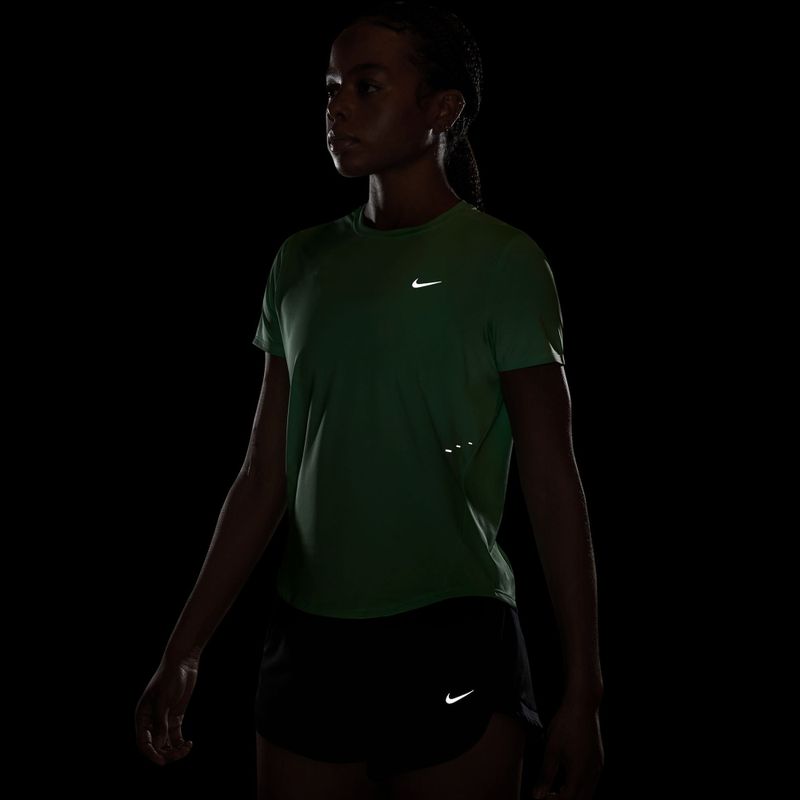 Дамска тениска за бягане Nike Swift Dri-Fit illusion green 7