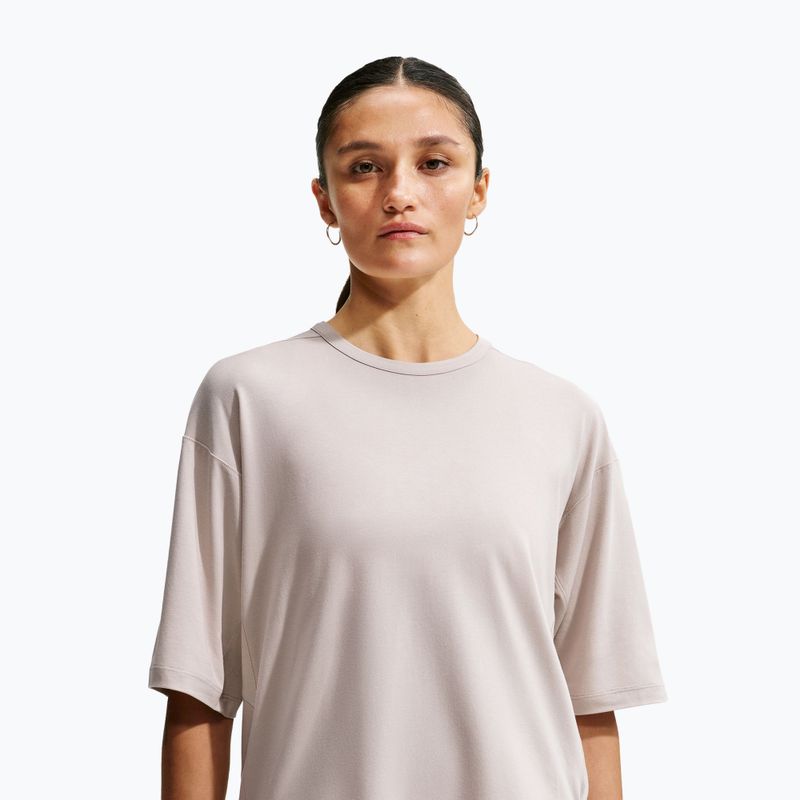 Дамска тренировъчна тениска Nike 24.7 ImpossiblySoft Light cream Ii/college grey 3