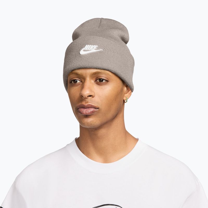 Зимна шапка Nike Peak Futura Beanie moon particle/white 2