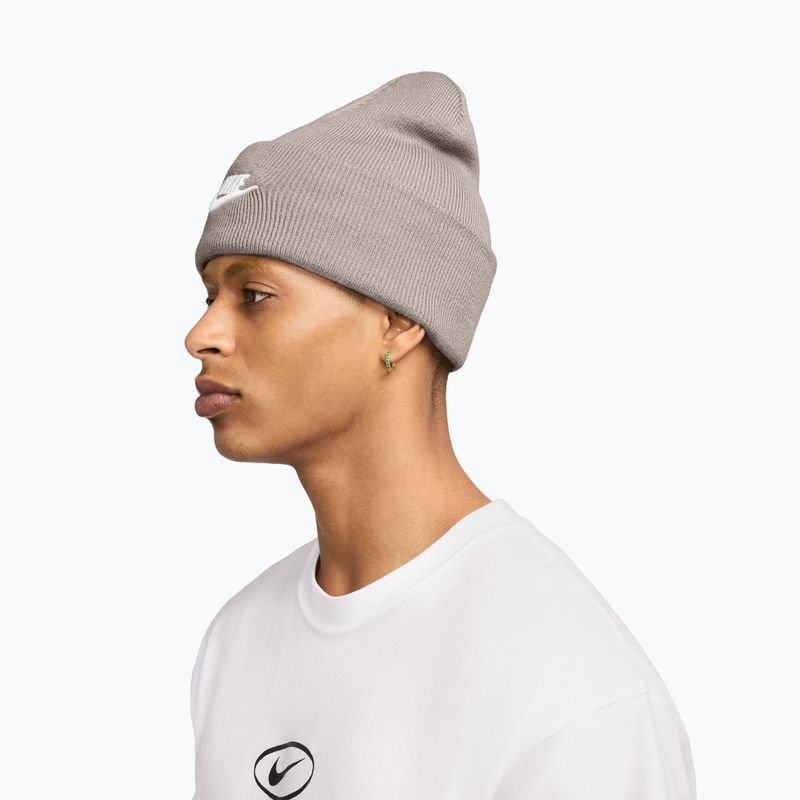 Зимна шапка Nike Peak Futura Beanie moon particle/white 3