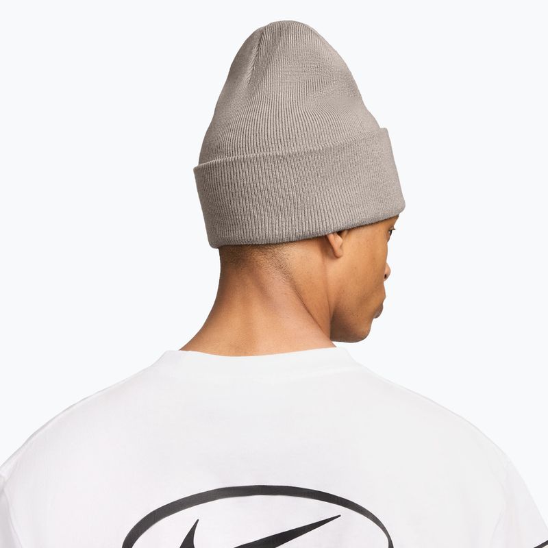Зимна шапка Nike Peak Futura Beanie moon particle/white 4