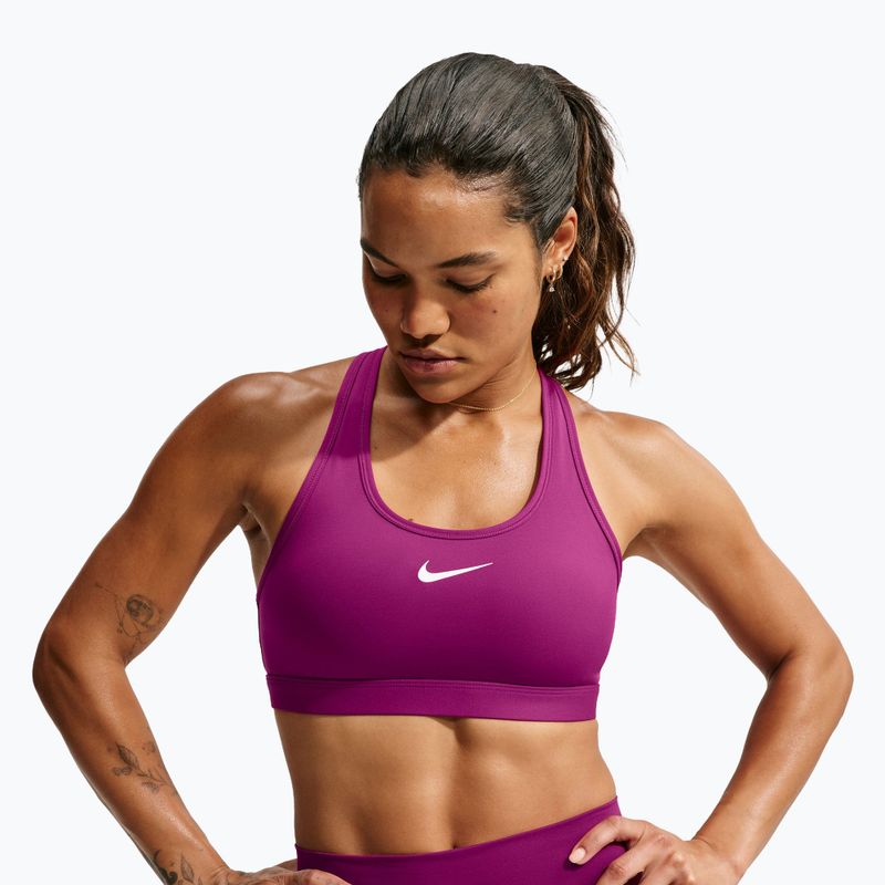 Дамски спортен сутиен Nike Swoosh Medium Support true berry/white 4